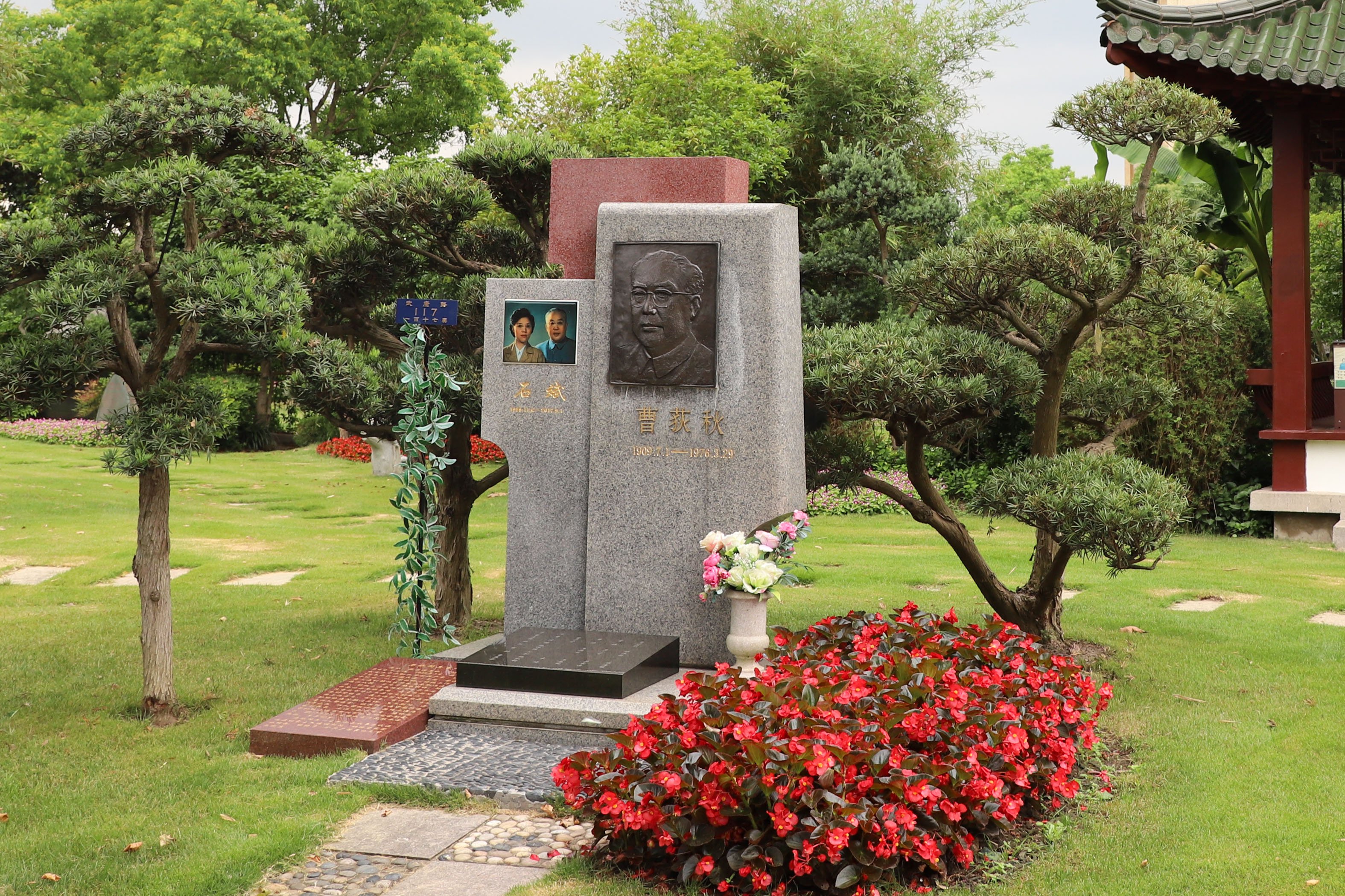 历史回响：曹荻秋纪念碑下的敬仰与思考